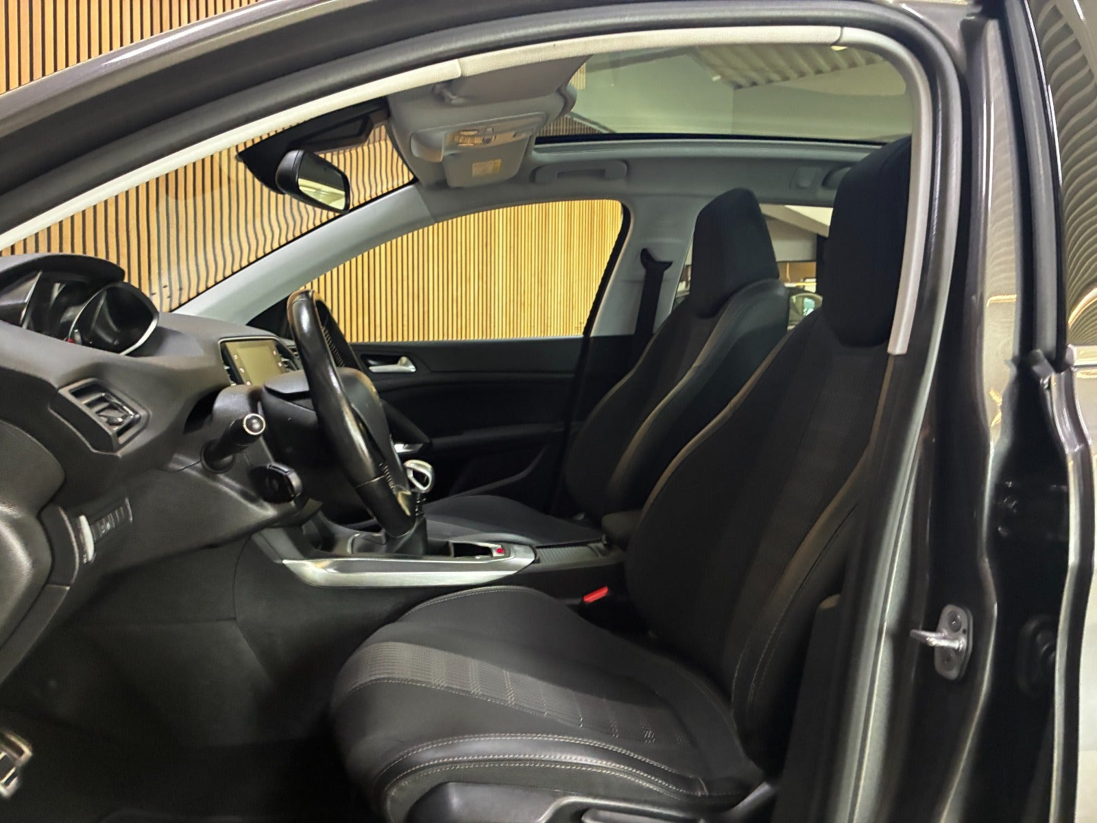 Grå Peugeot 308 fra 2018
