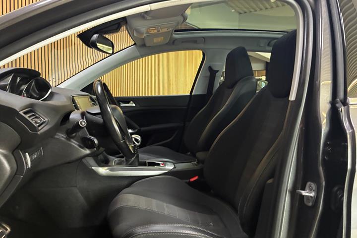 Grå Peugeot 308 fra 2018