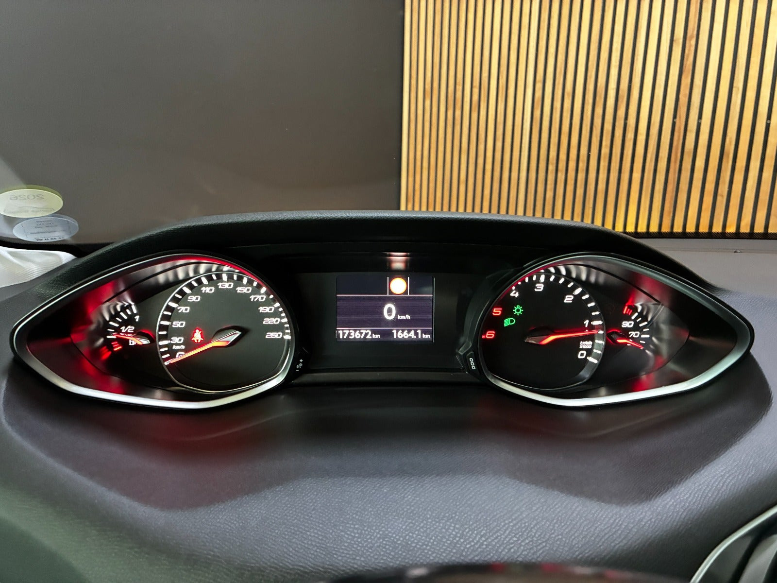 Grå Peugeot 308 fra 2018
