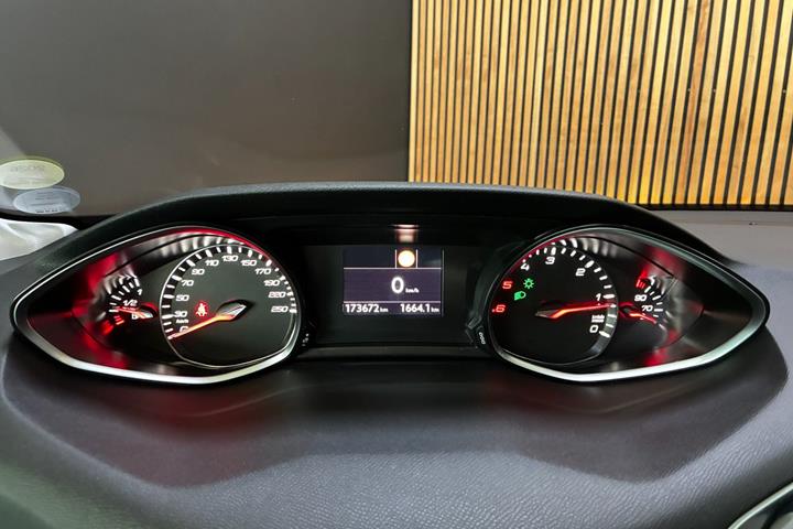 Grå Peugeot 308 fra 2018