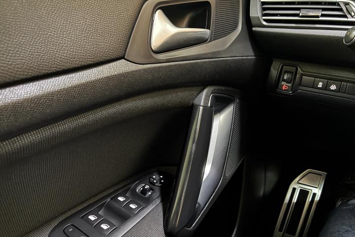 Grå Peugeot 308 fra 2018
