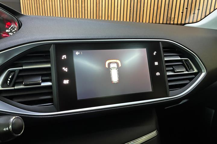 Grå Peugeot 308 fra 2018