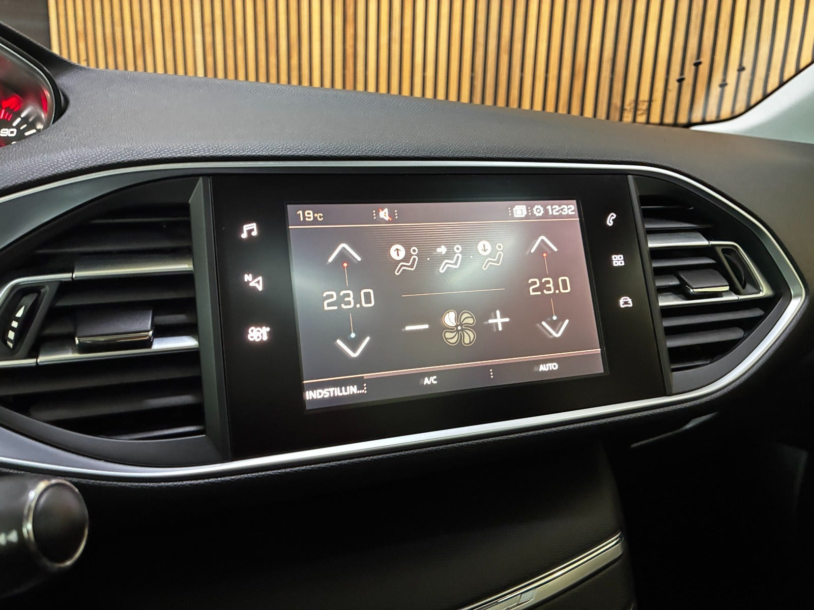 Grå Peugeot 308 fra 2018