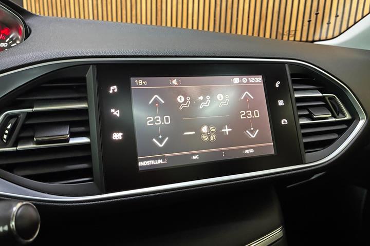 Grå Peugeot 308 fra 2018