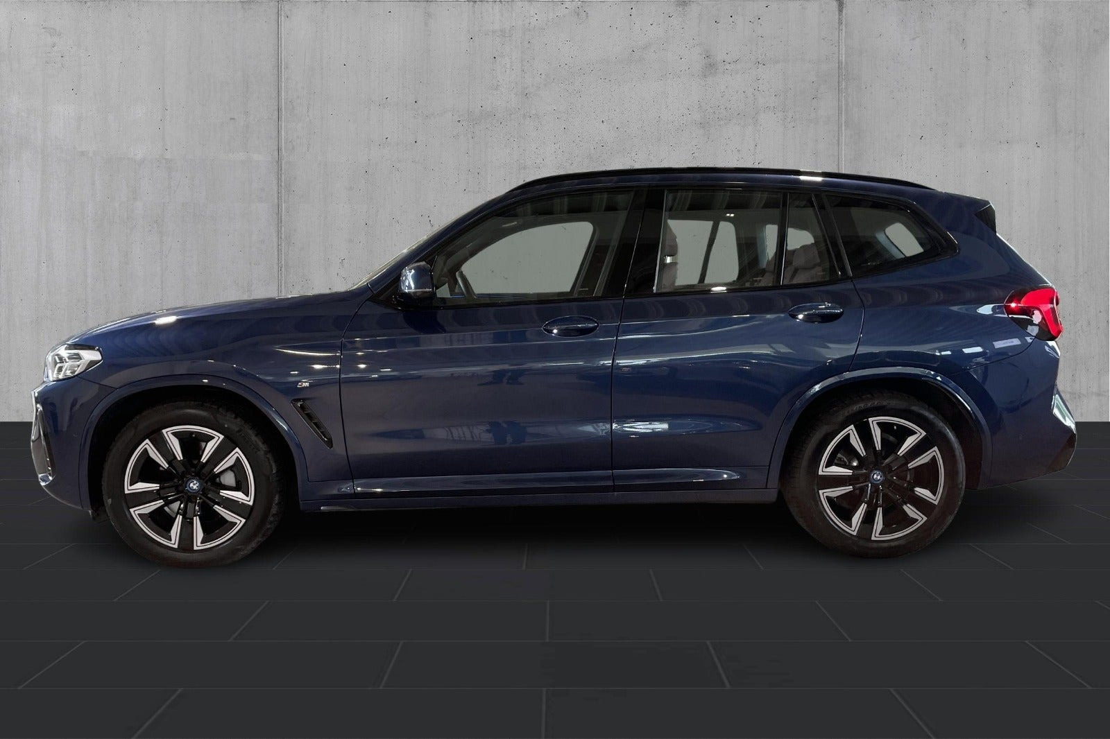 Blå BMW iX3 fra 2024