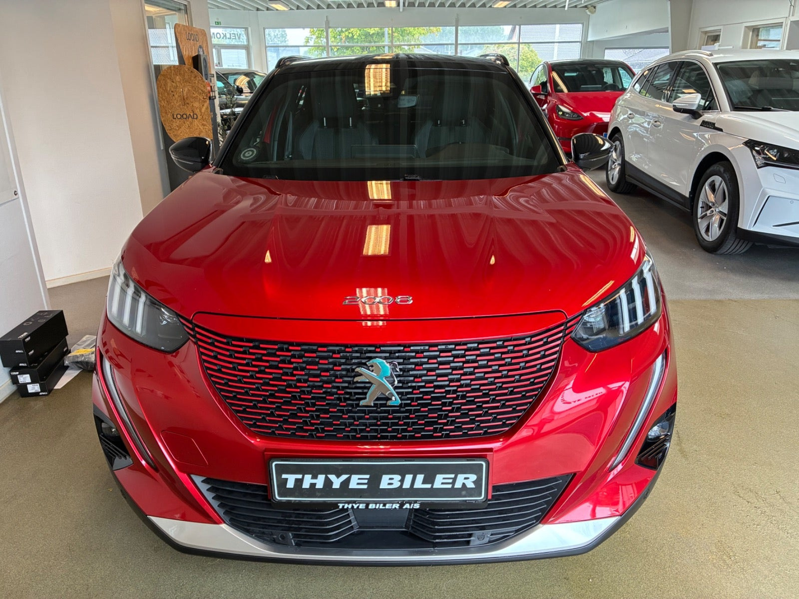 Grå Peugeot e-2008 fra 2021