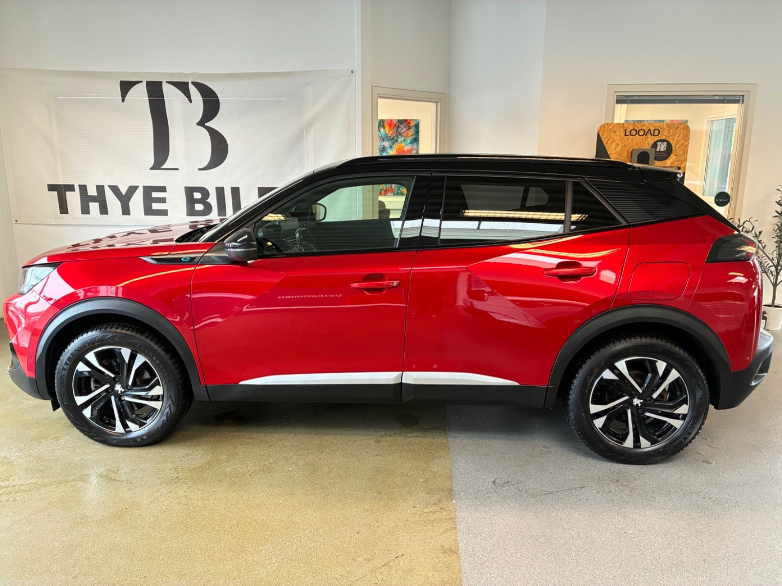 Grå Peugeot e-2008 fra 2021