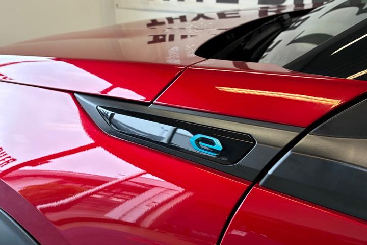 Grå Peugeot e-2008 fra 2021