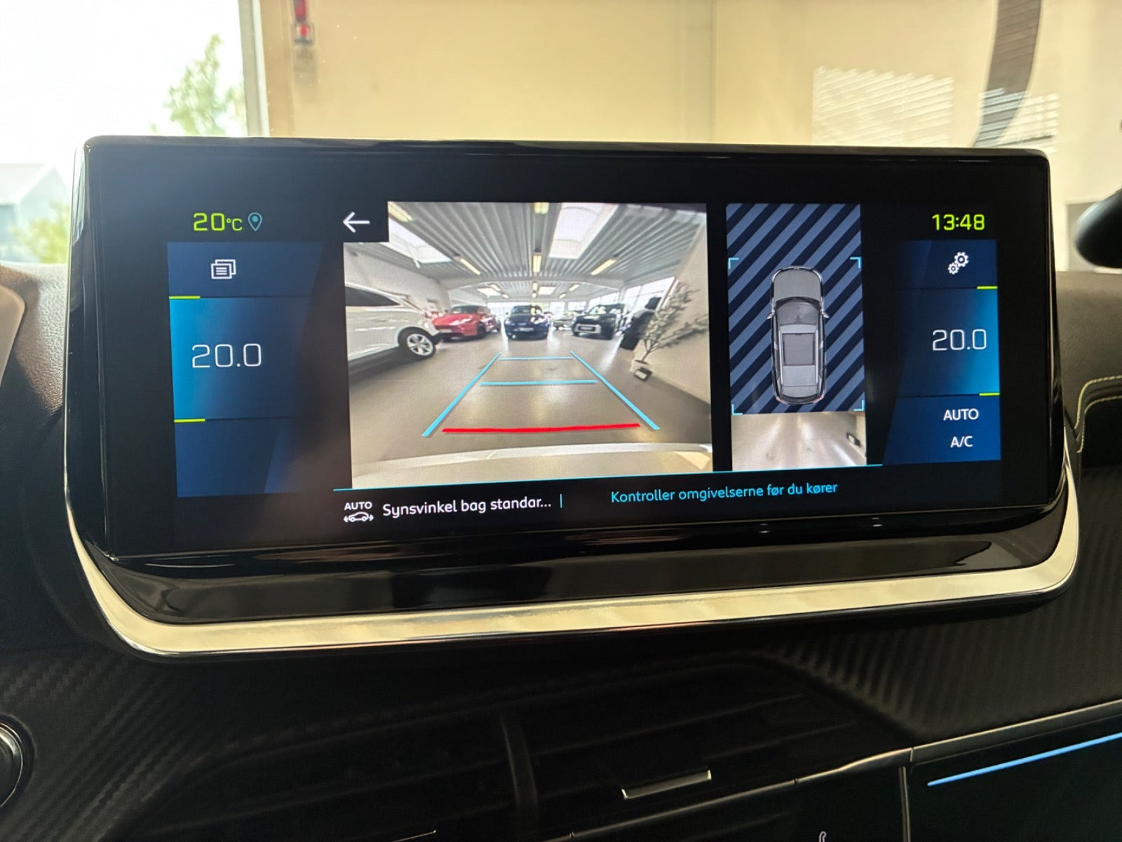 Grå Peugeot e-2008 fra 2021