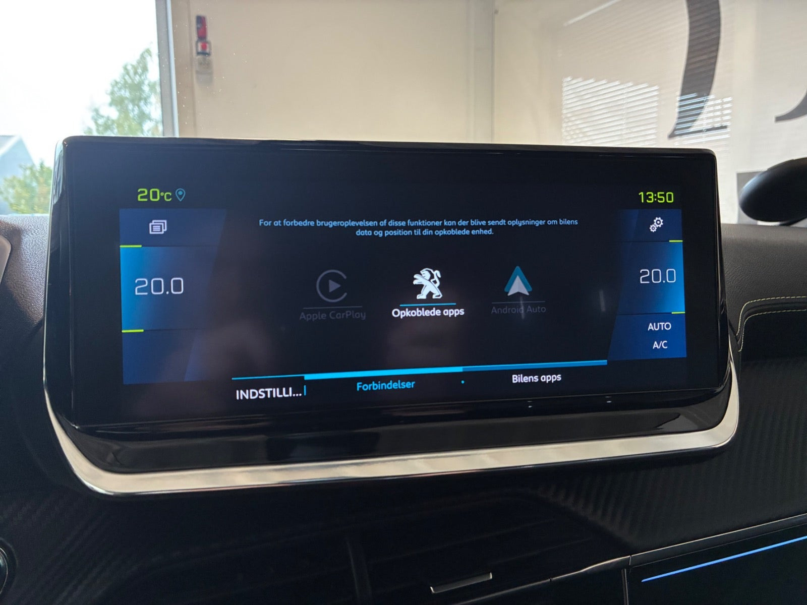 Grå Peugeot e-2008 fra 2021