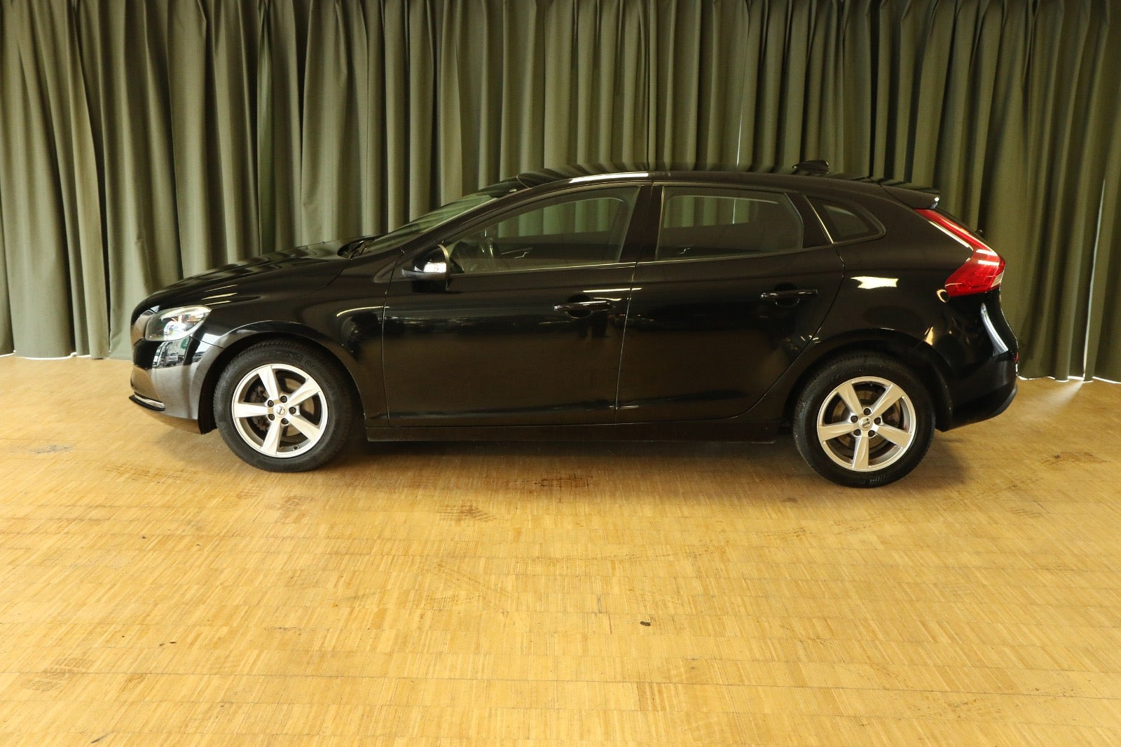 Grøn Volvo V40 fra 2017
