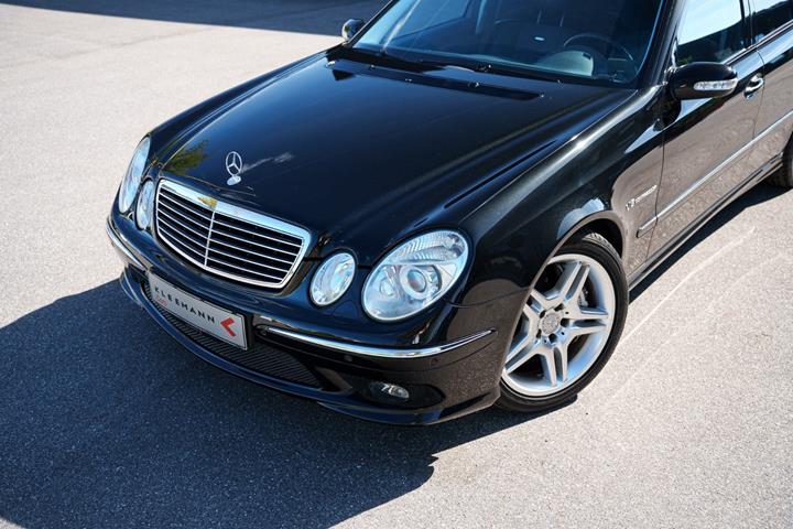 Sort Mercedes E55 fra 2003