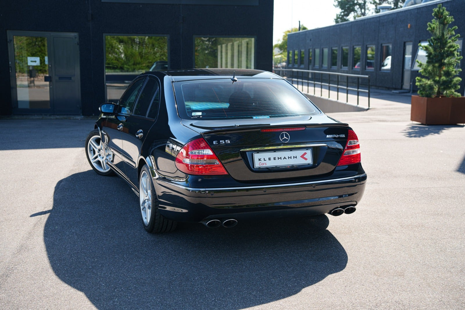 Sort Mercedes E55 fra 2003