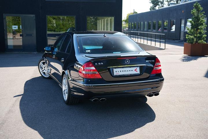 Sort Mercedes E55 fra 2003