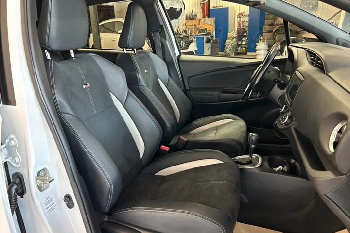 Sort Toyota Yaris fra 2019