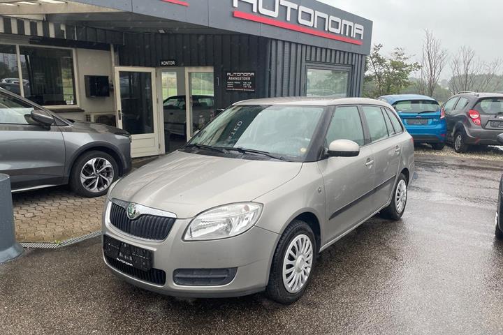 Orange Skoda Fabia fra 2008