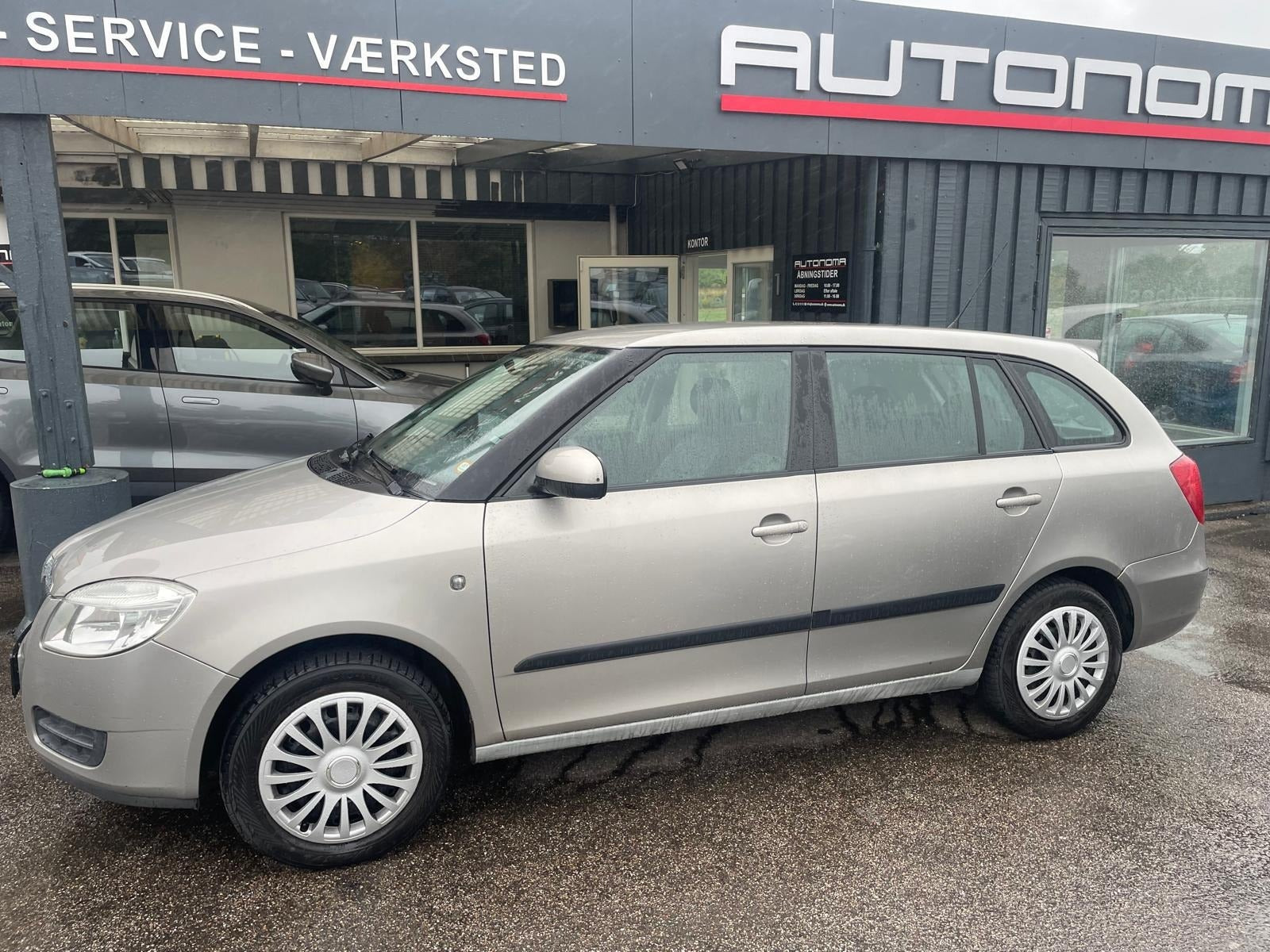 Orange Skoda Fabia fra 2008