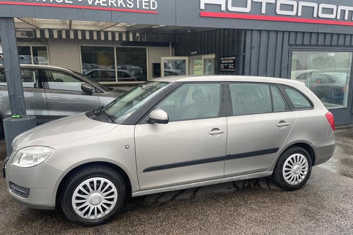 Orange Skoda Fabia fra 2008