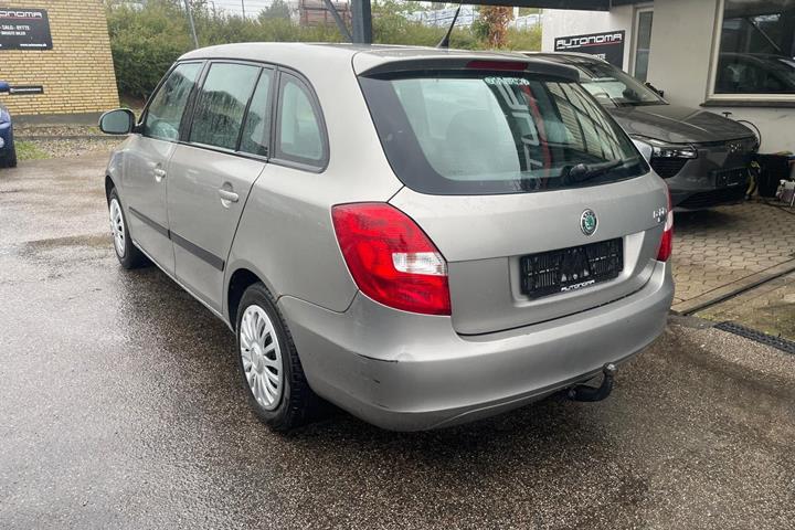 Orange Skoda Fabia fra 2008