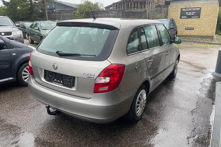 Orange Skoda Fabia fra 2008