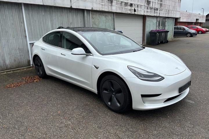 Hvid Tesla Model 3 fra 2020