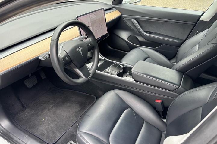 Hvid Tesla Model 3 fra 2020