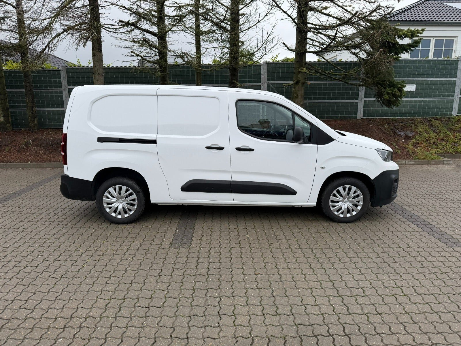 Hvid Peugeot Partner fra 2021