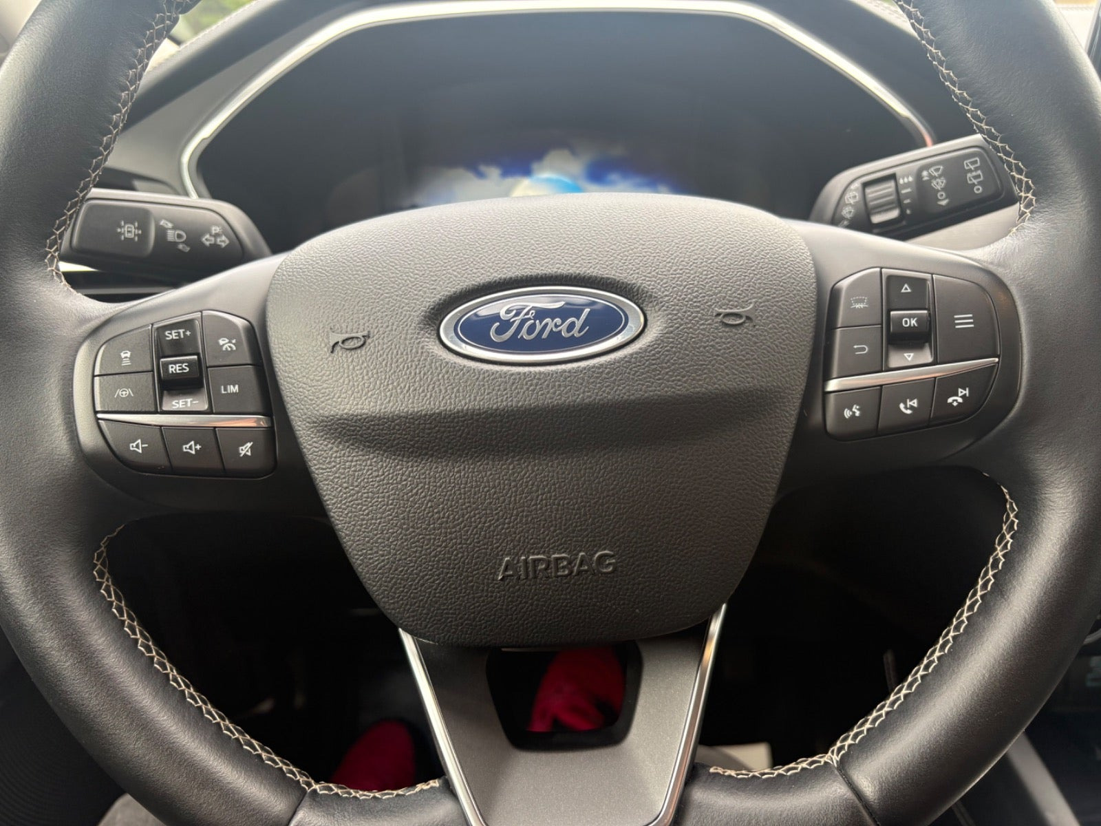 Grå Ford Kuga fra 2020