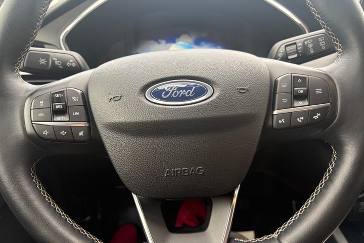 Grå Ford Kuga fra 2020