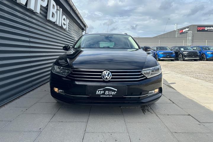 Grøn VW Passat fra 2019