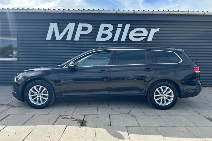 Grøn VW Passat fra 2019