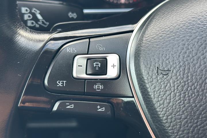 Grøn VW Passat fra 2019