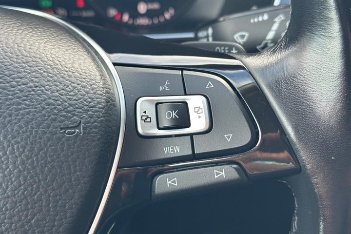 Grøn VW Passat fra 2019