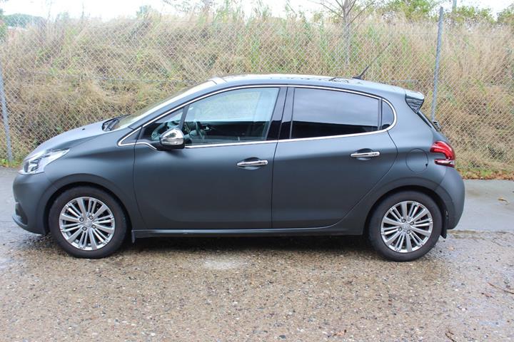 Grå Peugeot 208 fra 2018