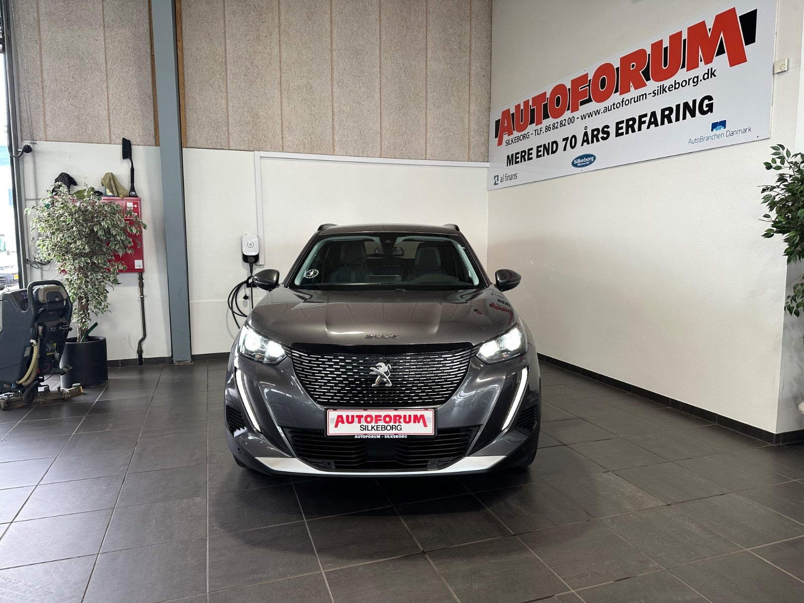 Grå Peugeot 2008 fra 2021