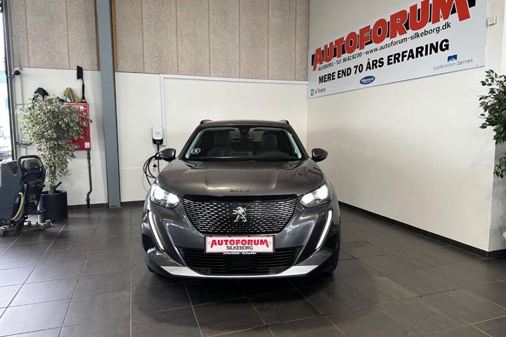 Grå Peugeot 2008 fra 2021