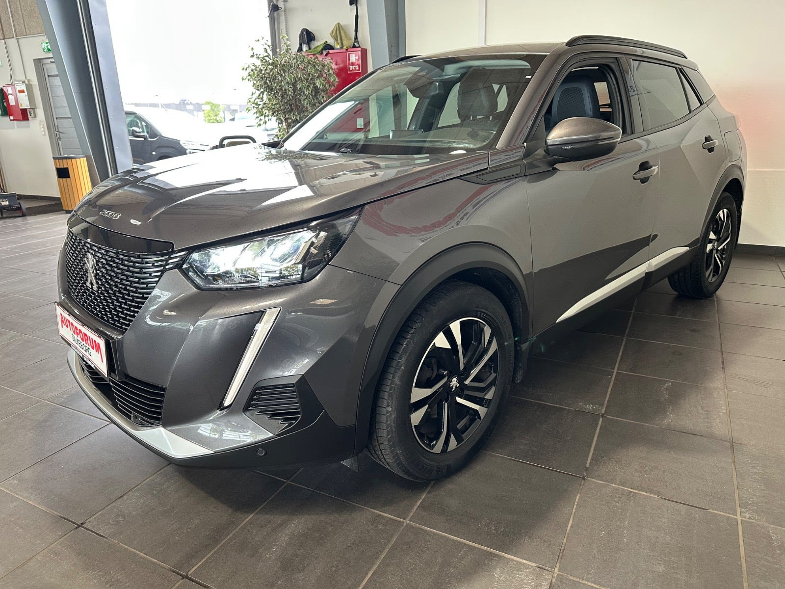 Grå Peugeot 2008 fra 2021