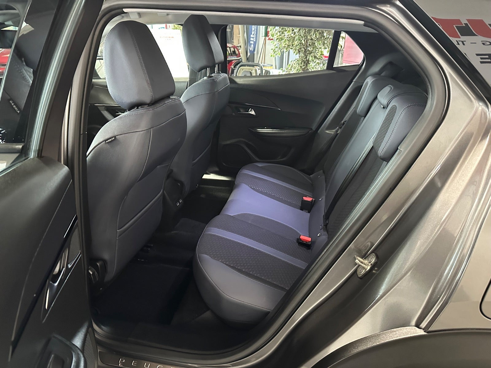 Grå Peugeot 2008 fra 2021