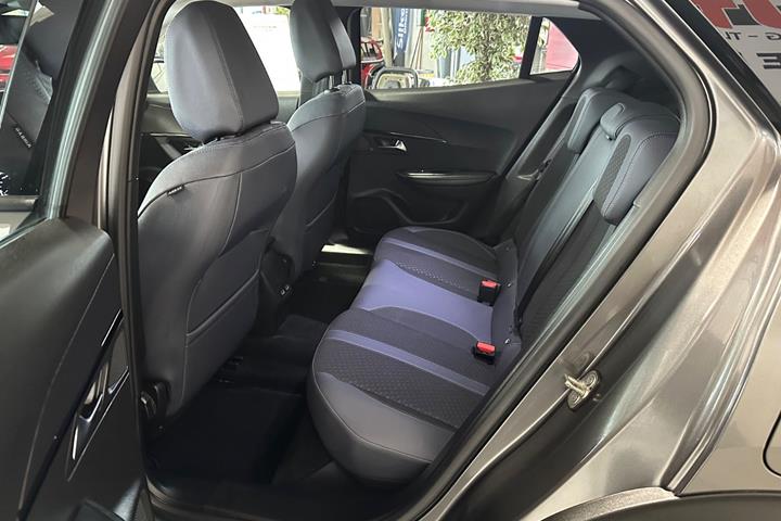 Grå Peugeot 2008 fra 2021