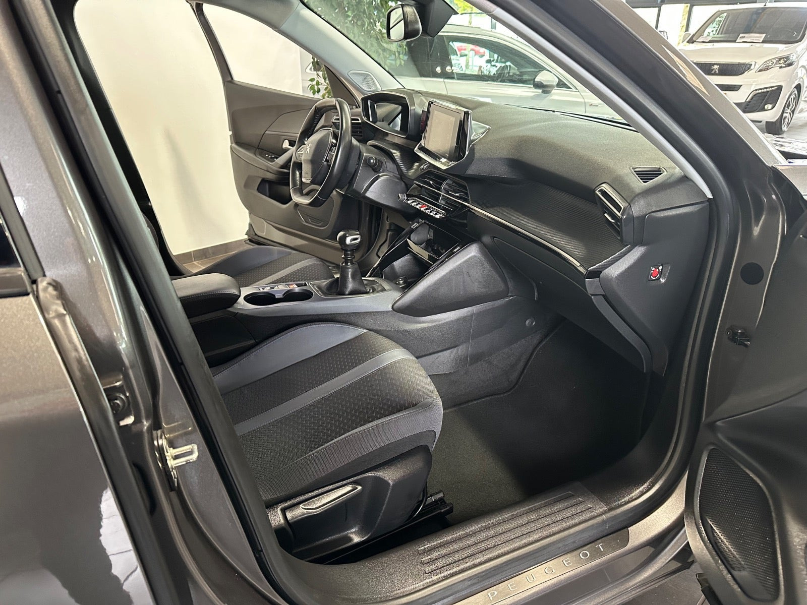 Grå Peugeot 2008 fra 2021