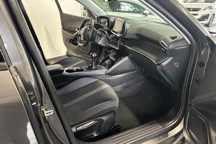 Grå Peugeot 2008 fra 2021