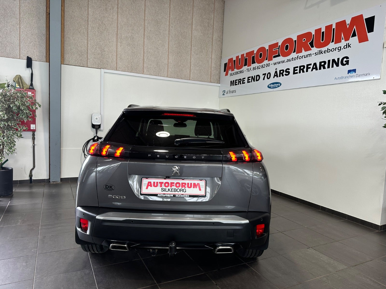 Grå Peugeot 2008 fra 2021