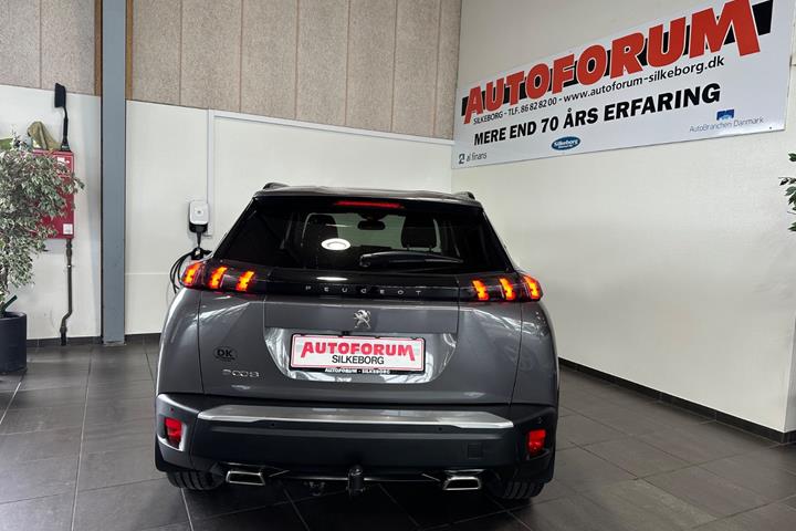 Grå Peugeot 2008 fra 2021