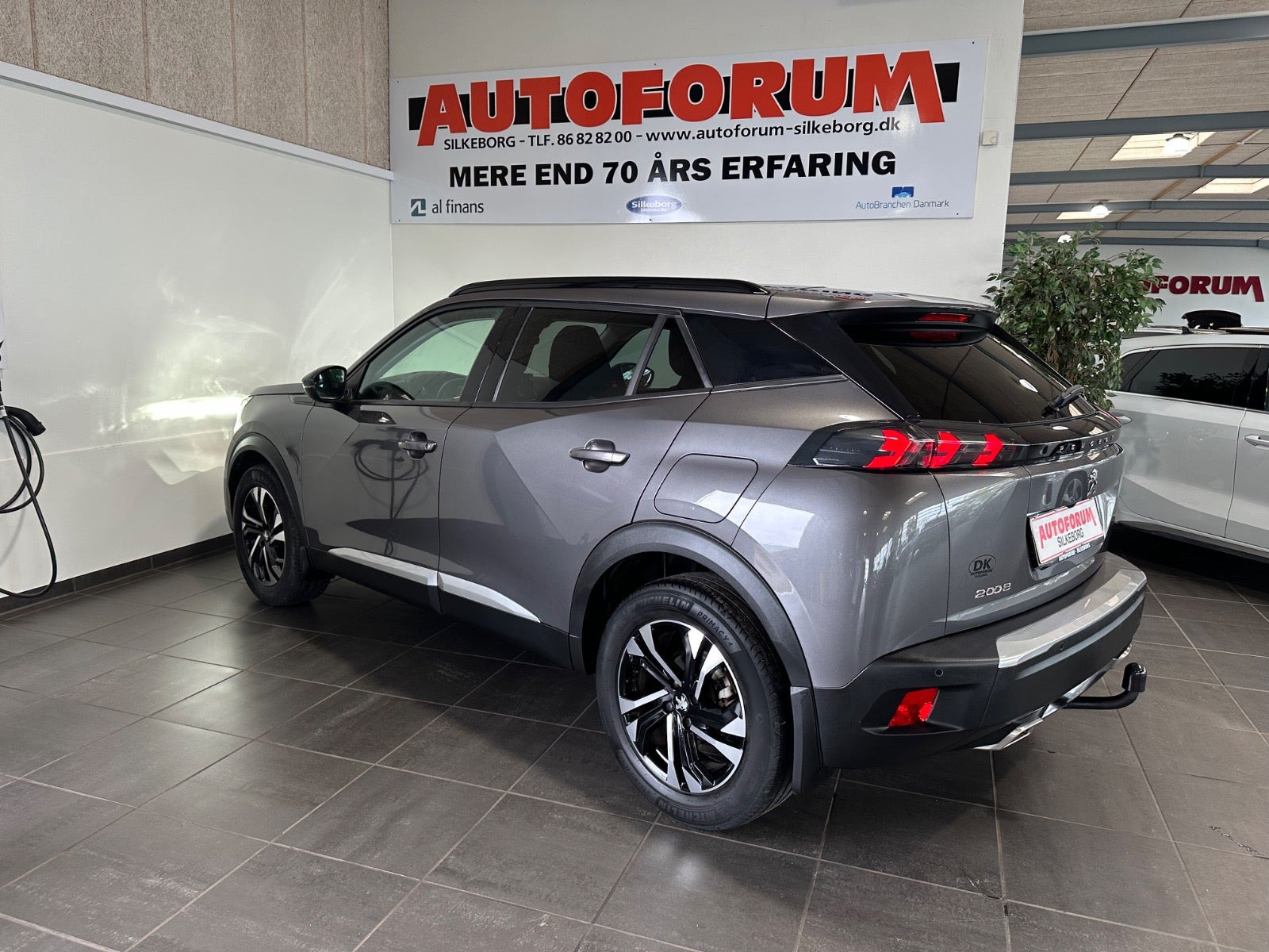 Grå Peugeot 2008 fra 2021