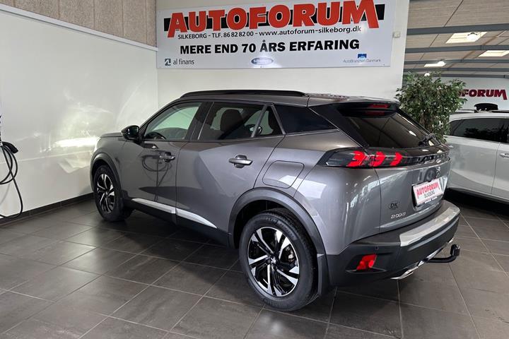 Grå Peugeot 2008 fra 2021