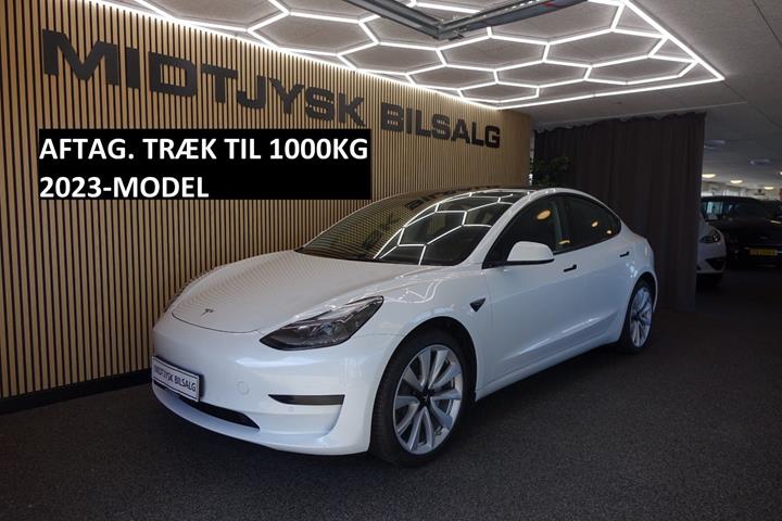 Hvid Tesla Model 3 fra 2023 set udefra