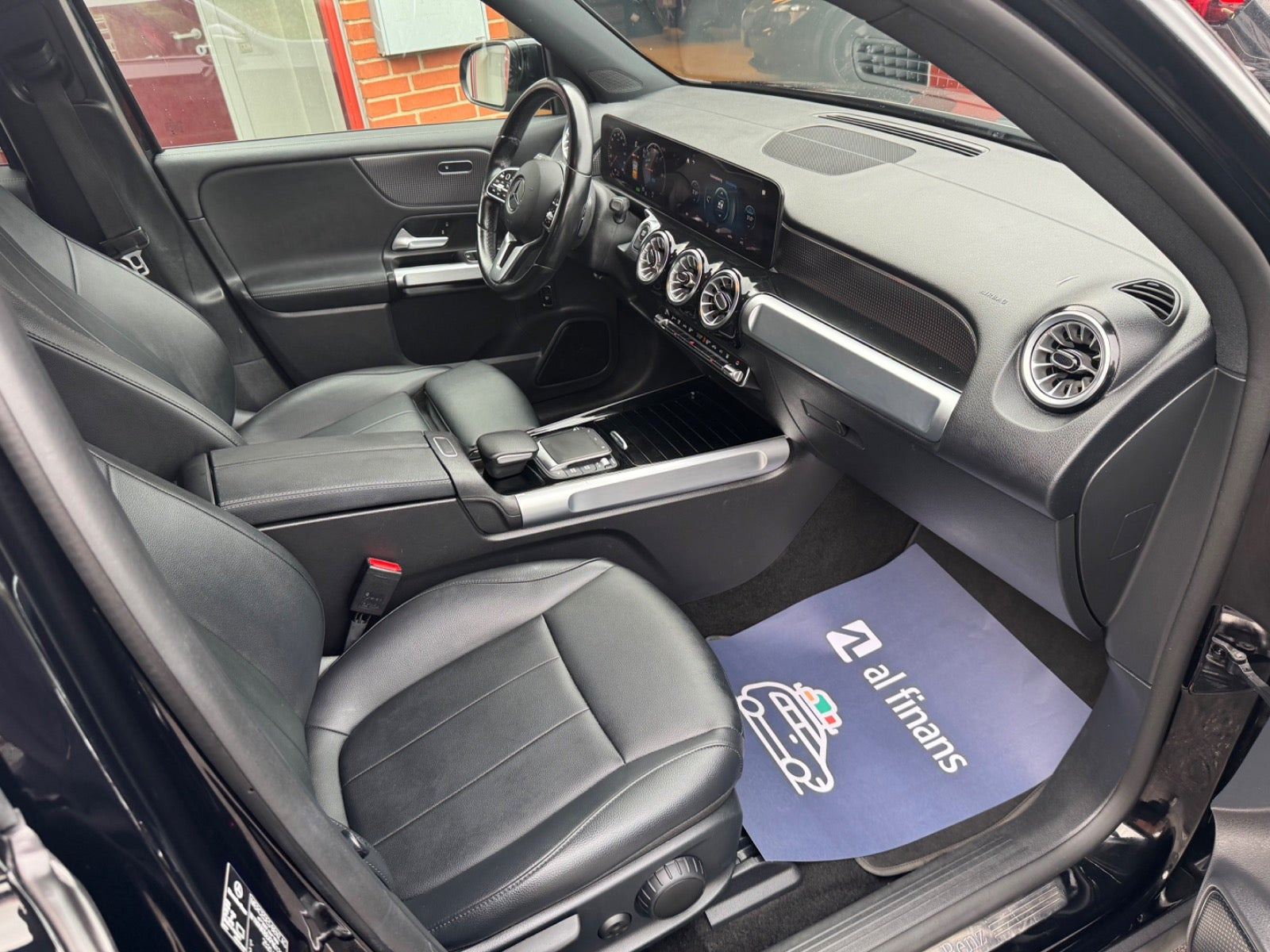 Sort Mercedes EQB250+ fra 2022