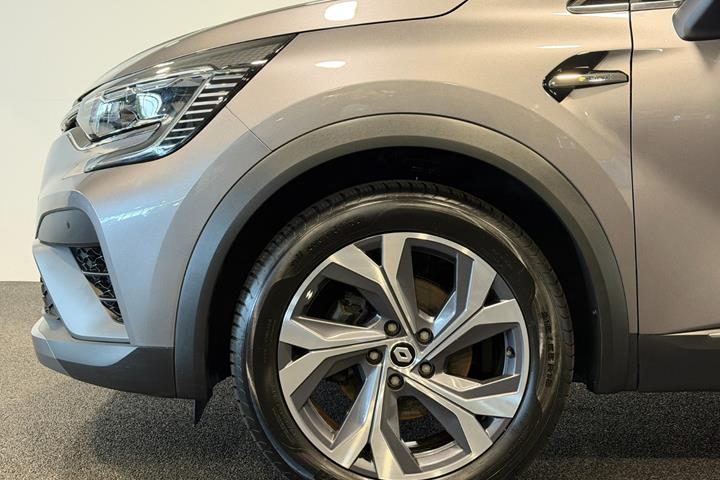 Grå Renault Captur fra 2021
