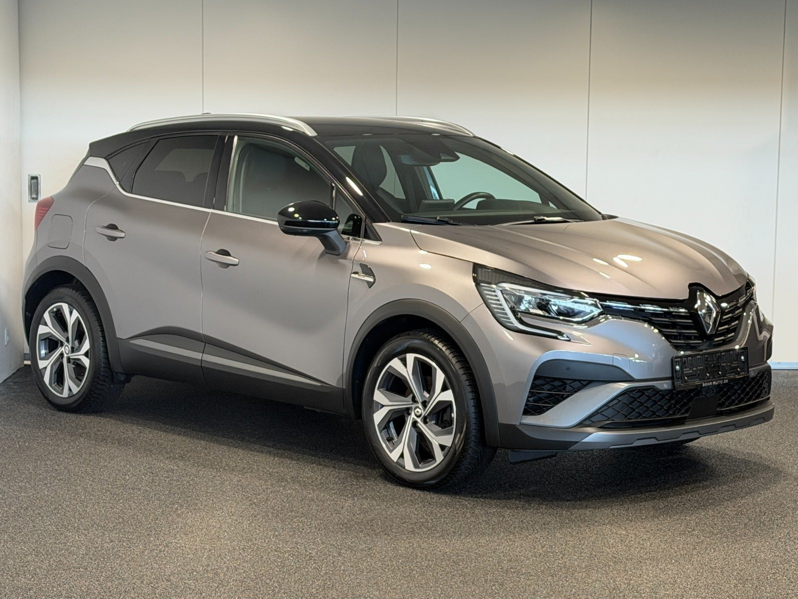Grå Renault Captur fra 2021
