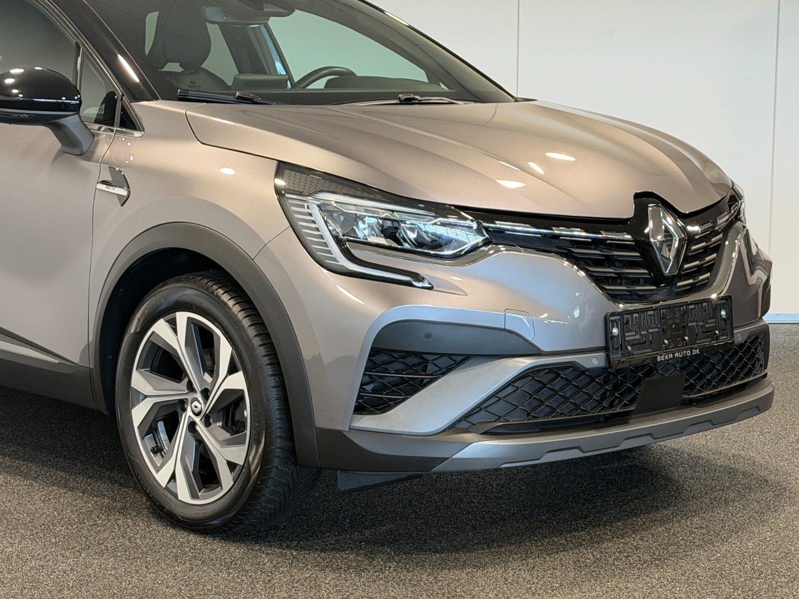 Grå Renault Captur fra 2021